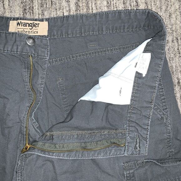 Vintage Wrangler Authentics Men's‎ Size 38 Gray Cargo Shorts Cotton - Picture 2 of 7